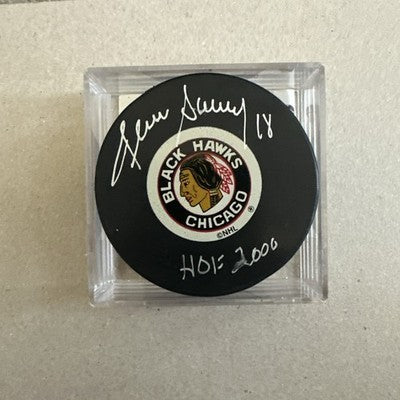 BECKETT DENIS SAVARD #18 "HOF 2000" SIGNED CHICAGO BLACKHAWKS LOGO PUC