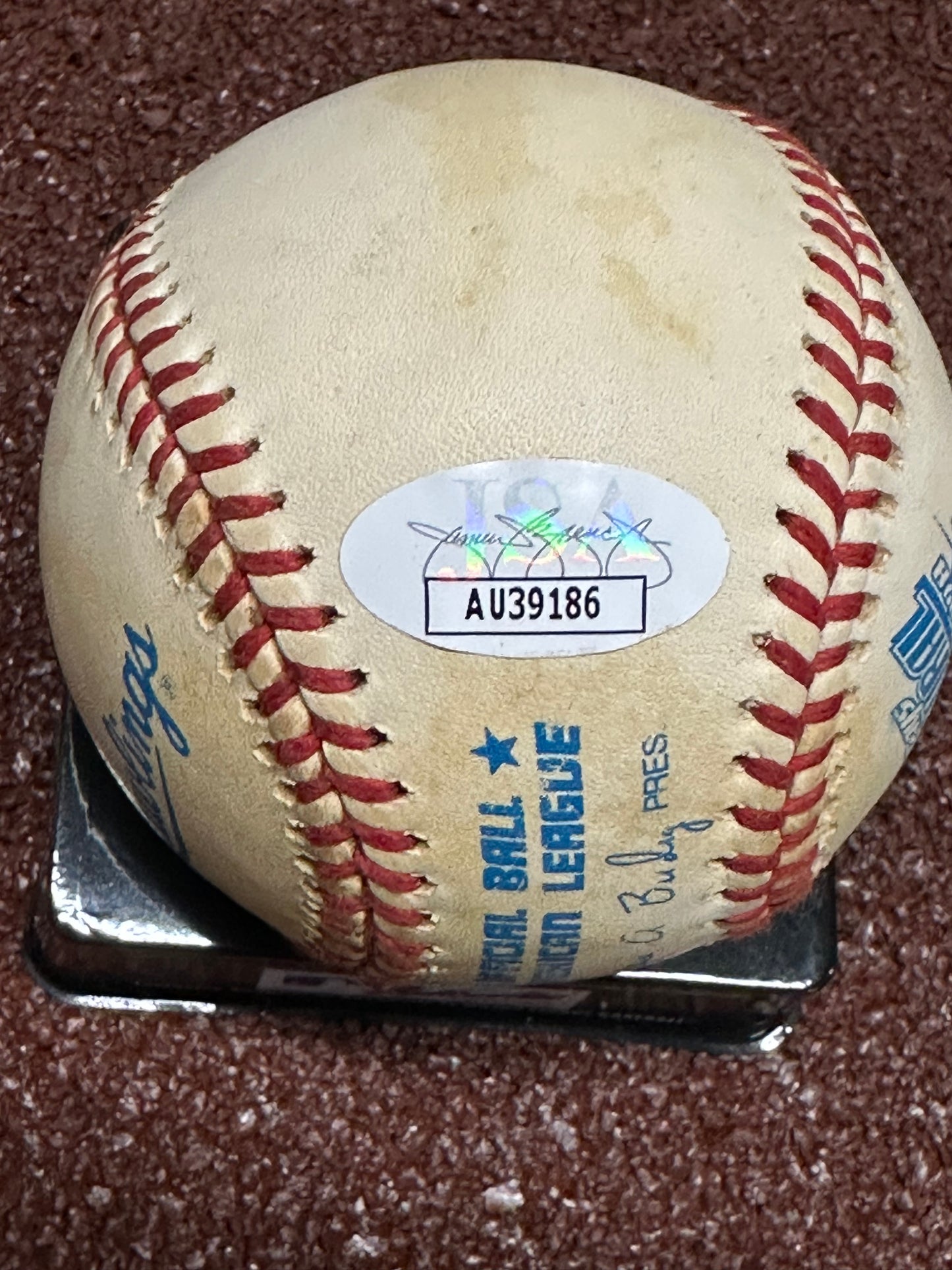 HOF Wade Boggs Autographed Baseball with 3000 hits. JSA Authenticated